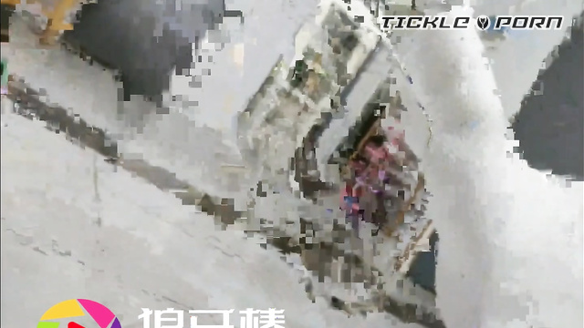 运动鞋长白袜美女夜跑回出租屋被男友TK汗袜脚心