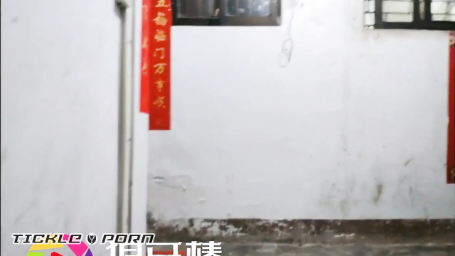 运动鞋长白袜美女夜跑回出租屋被男友TK汗袜脚心