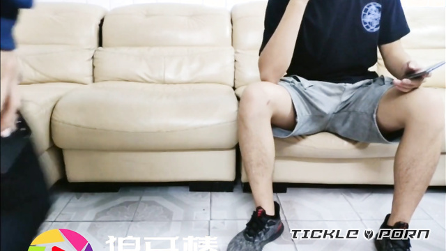 运动鞋长白袜美女夜跑回出租屋被男友TK汗袜脚心