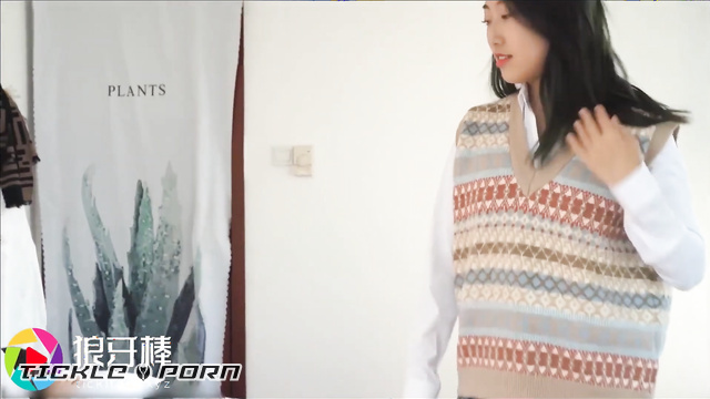 两位漂亮仙女互相挠玩TK对方白袜白丝脏脚