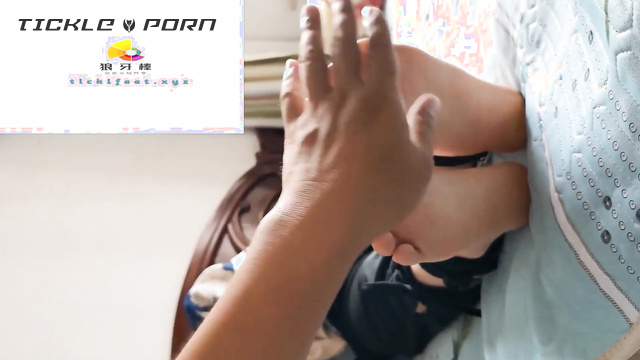 墨镜小梦边玩手机把玩白皙玉足tk