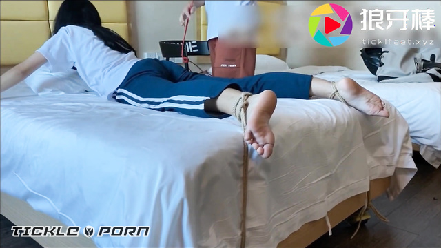 足模摄影 脚丫嫩嫩的美女束缚双脚挠痒挑战