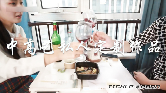 中高艺最新高跟tk剧情-闺蜜之间的交易