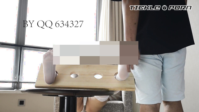 又辰 戴脚枷的女孩被挠痒 — Video