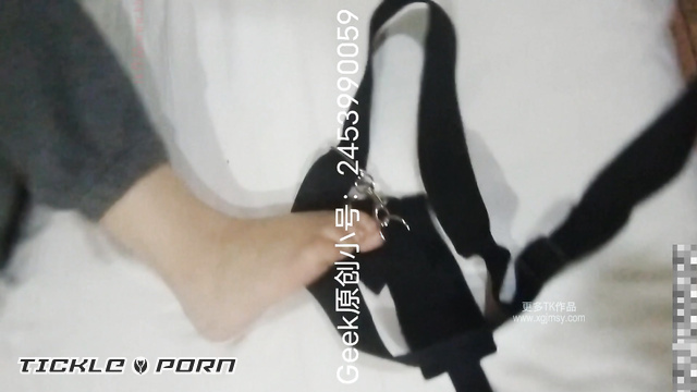 【Geek】美女学生在校园体检被骗，被医生绑起来挠痒，痒疯了～