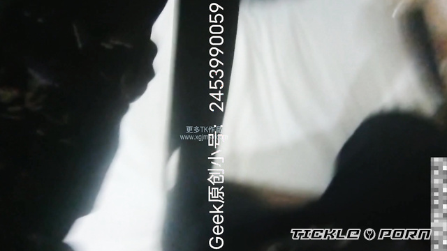 【Geek】美女学生在校园体检被骗，被医生绑起来挠痒，痒疯了～