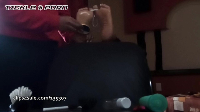 El Valle de las Cosquillas – Tickling Liliana Luna