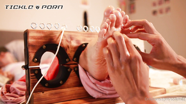 Solem8z - Soldmysole having her oiled up soles wrecked in the stocks