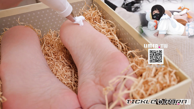 Chinese Tickling TK - Tickle Torture in Mutsuki’s Special Foot Box for College Students
