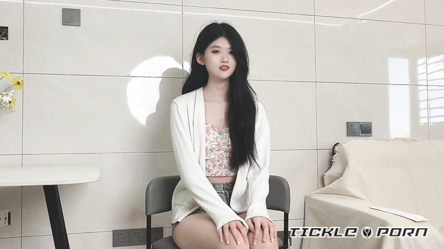 Chinese Tickling TK - Yuzu, the Big-Footed Sportswoman Enjoying a Tickling Relaxation